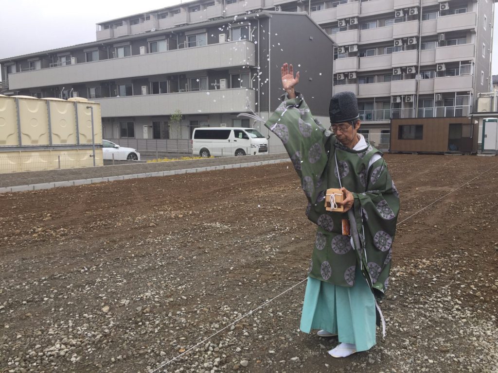 来春に完成する自社学生専用マンションの地鎮祭を執り行いました。