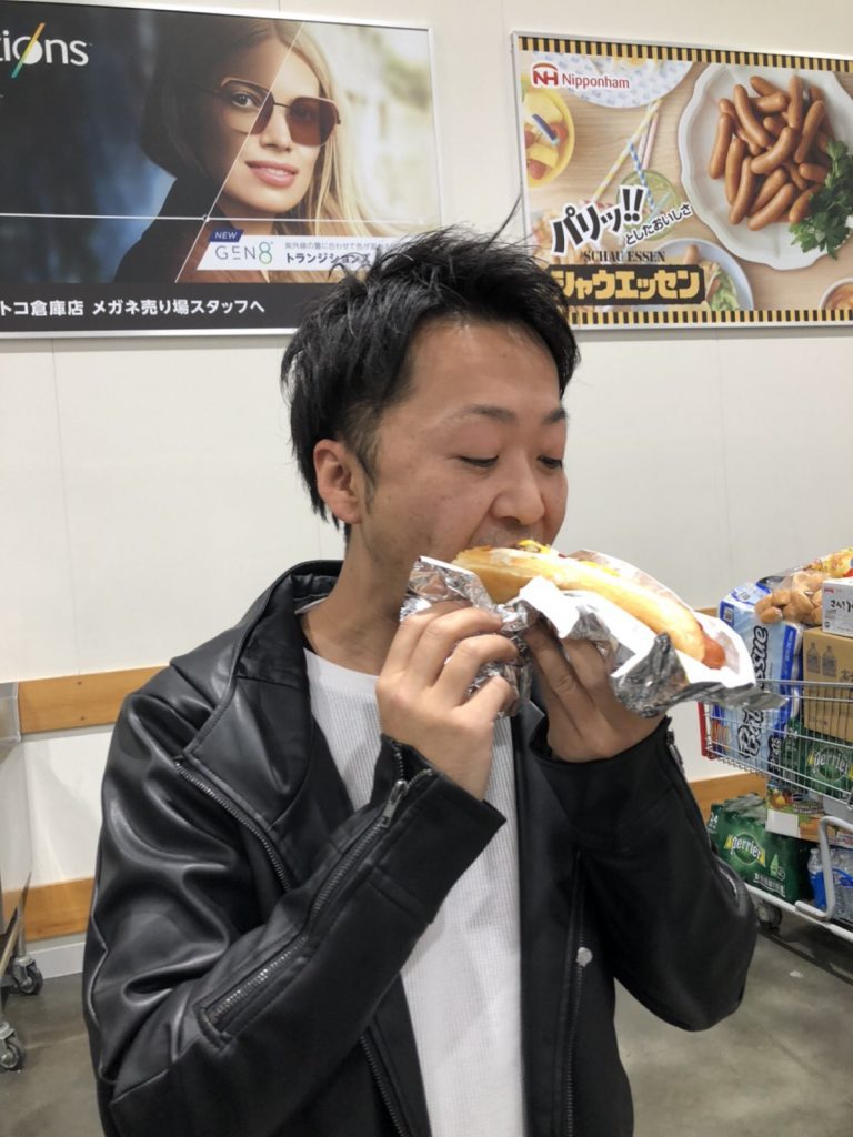 ホットドッグを食べてました！ですので、お部屋探しはおまかせください！