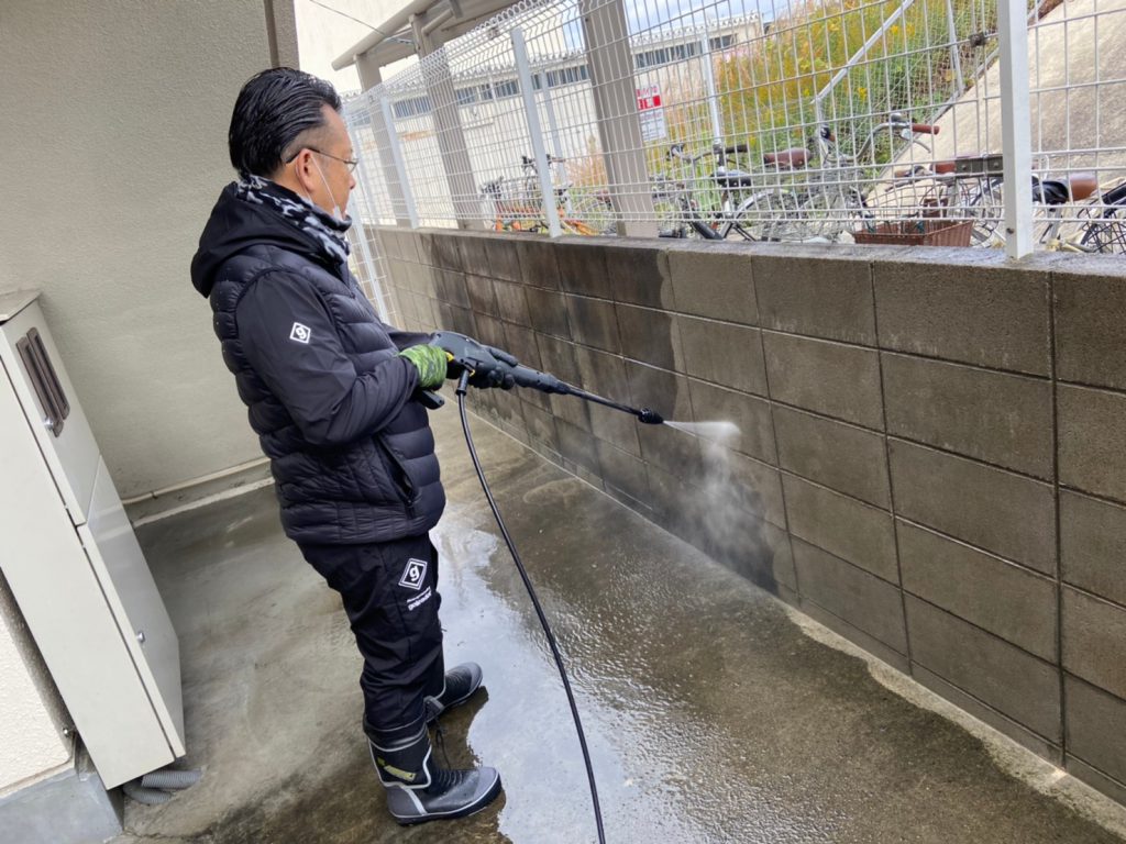 当社の貸主物件・管理物件のご入居者の皆様に少しでも気持ちよくお過ごしいただければと当社のスタッフが順次、高圧洗浄を行っています！