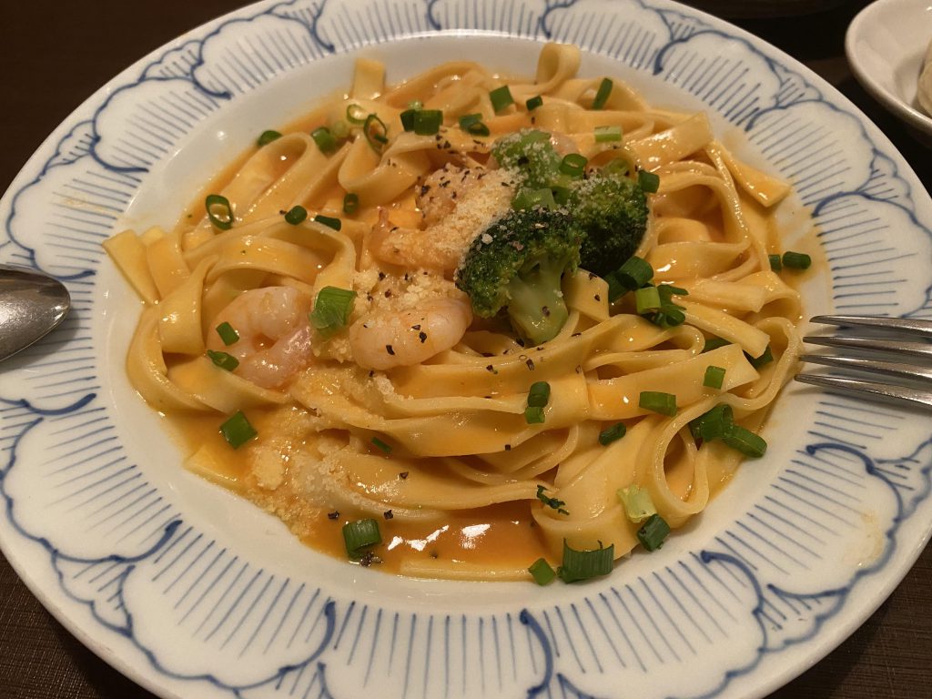 パスタはフィットチーネ