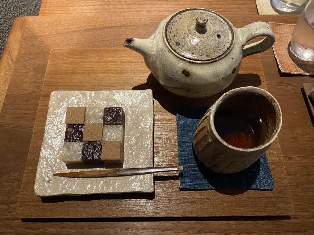 和菓子とほうじ茶。