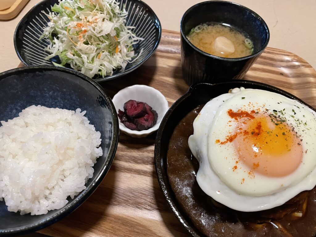 ハンバーグの上には？