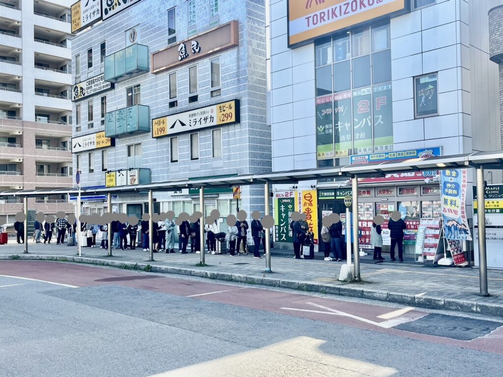今日は今年4月から立命館大学にご入学される新入生の皆様と住み替えされる在校生の皆様に、ご予約いただいた弊社の管理物件のお部屋の鍵渡しを行ないました。